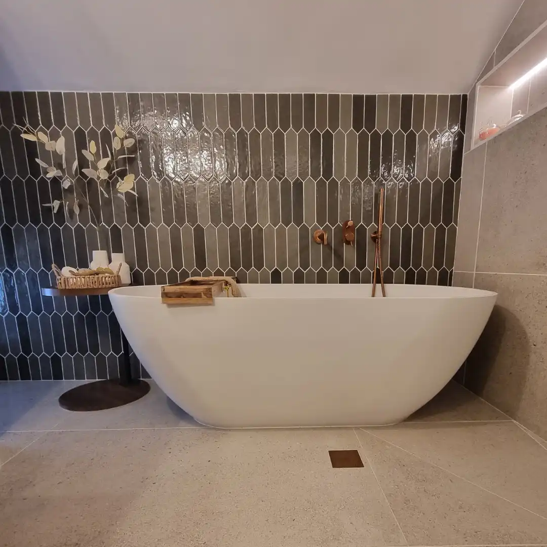 חדר שינה עם קיר לבנים חשוף