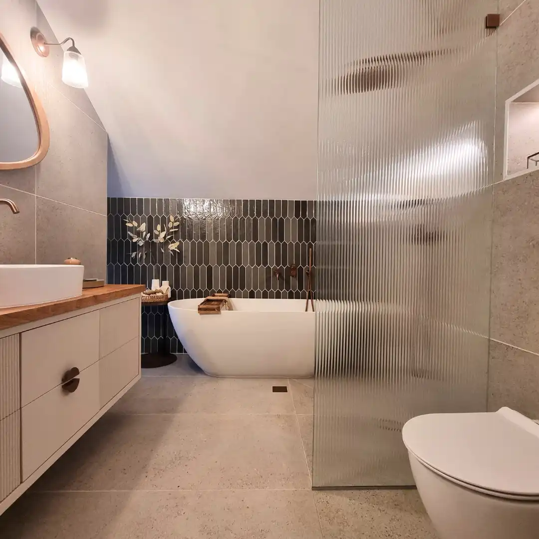 חדר שינה עם קיר לבנים חשוף