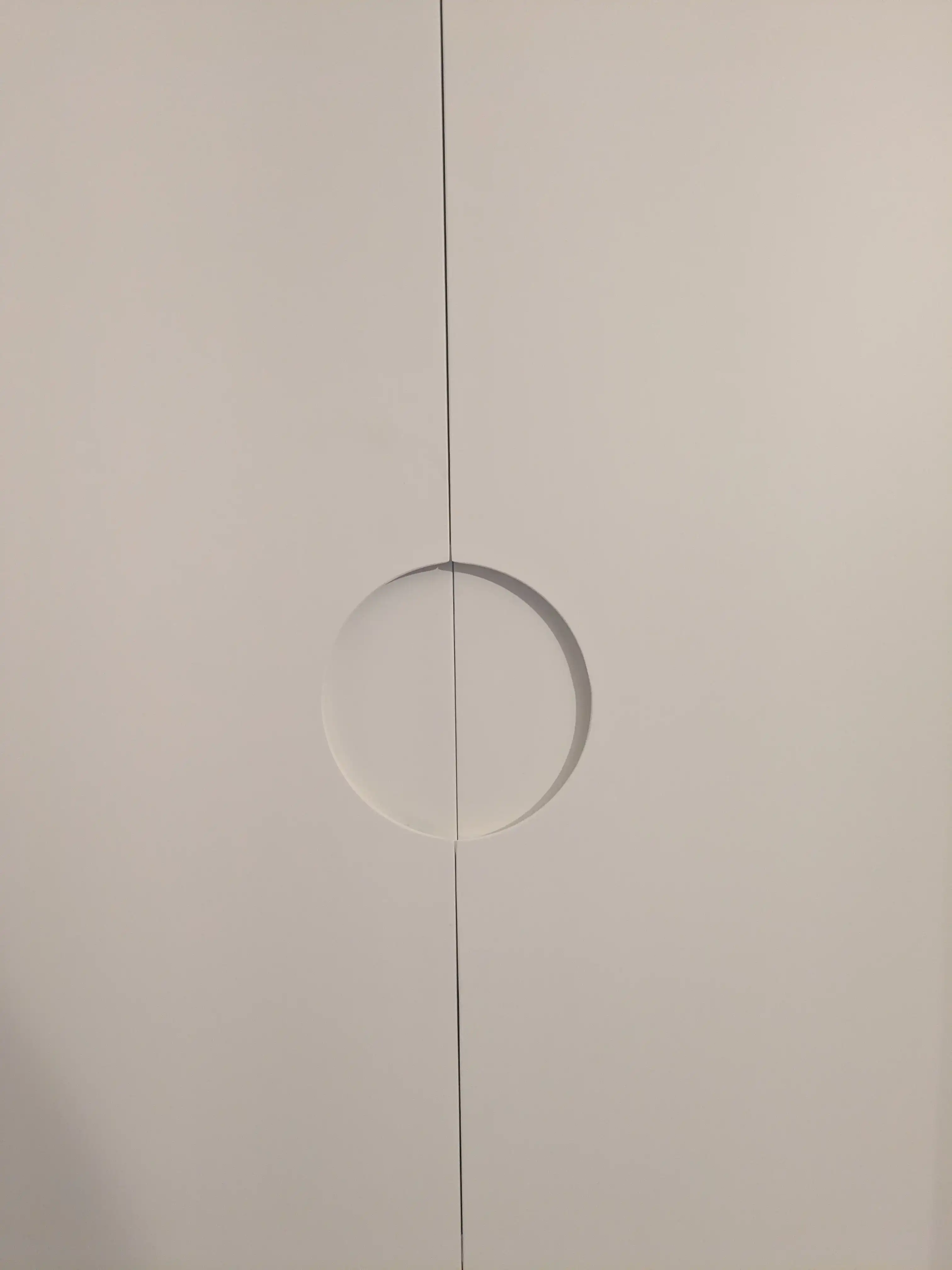 חדר שינה עם קיר לבנים חשוף