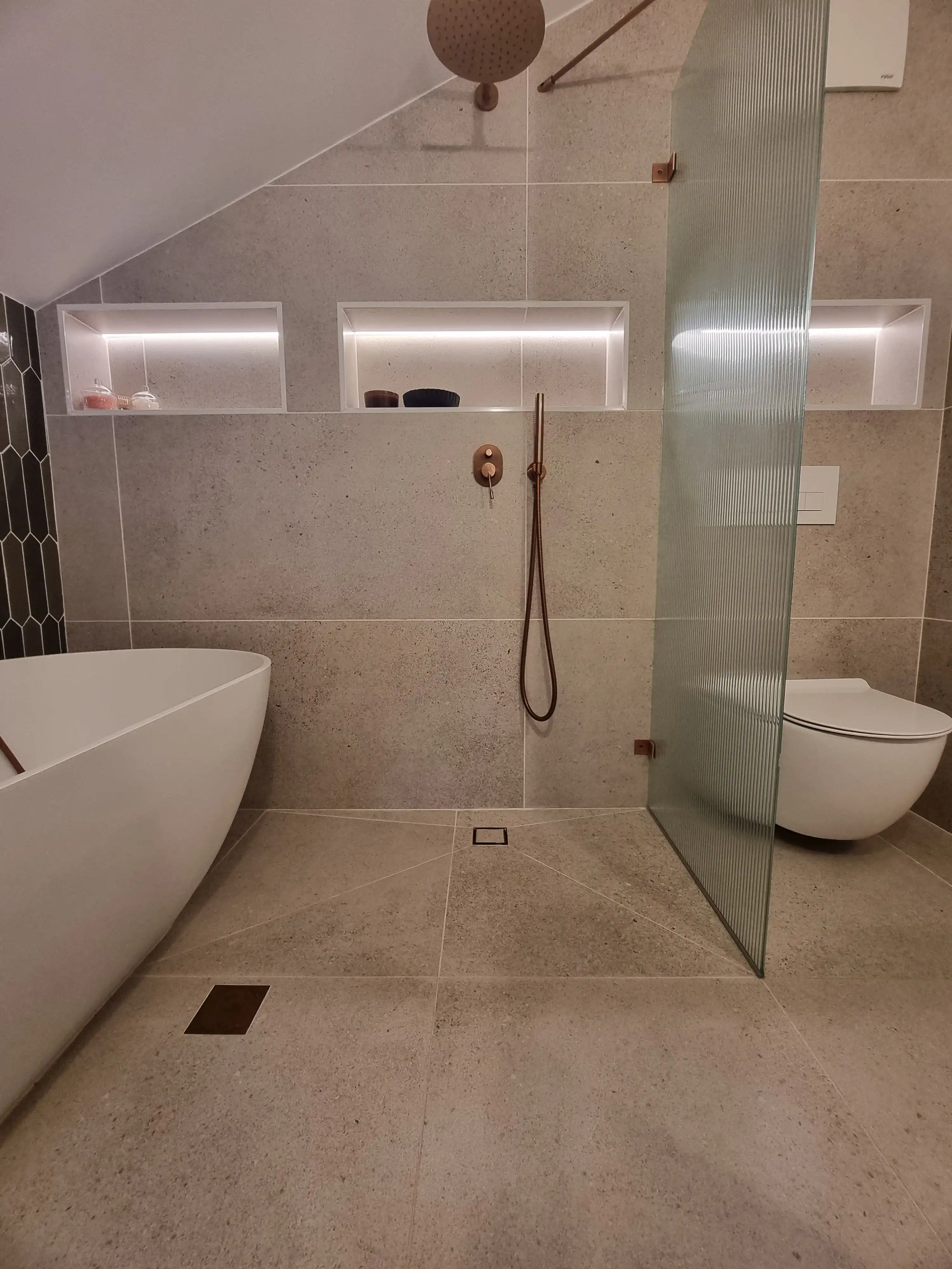 חדר שינה עם קיר לבנים חשוף