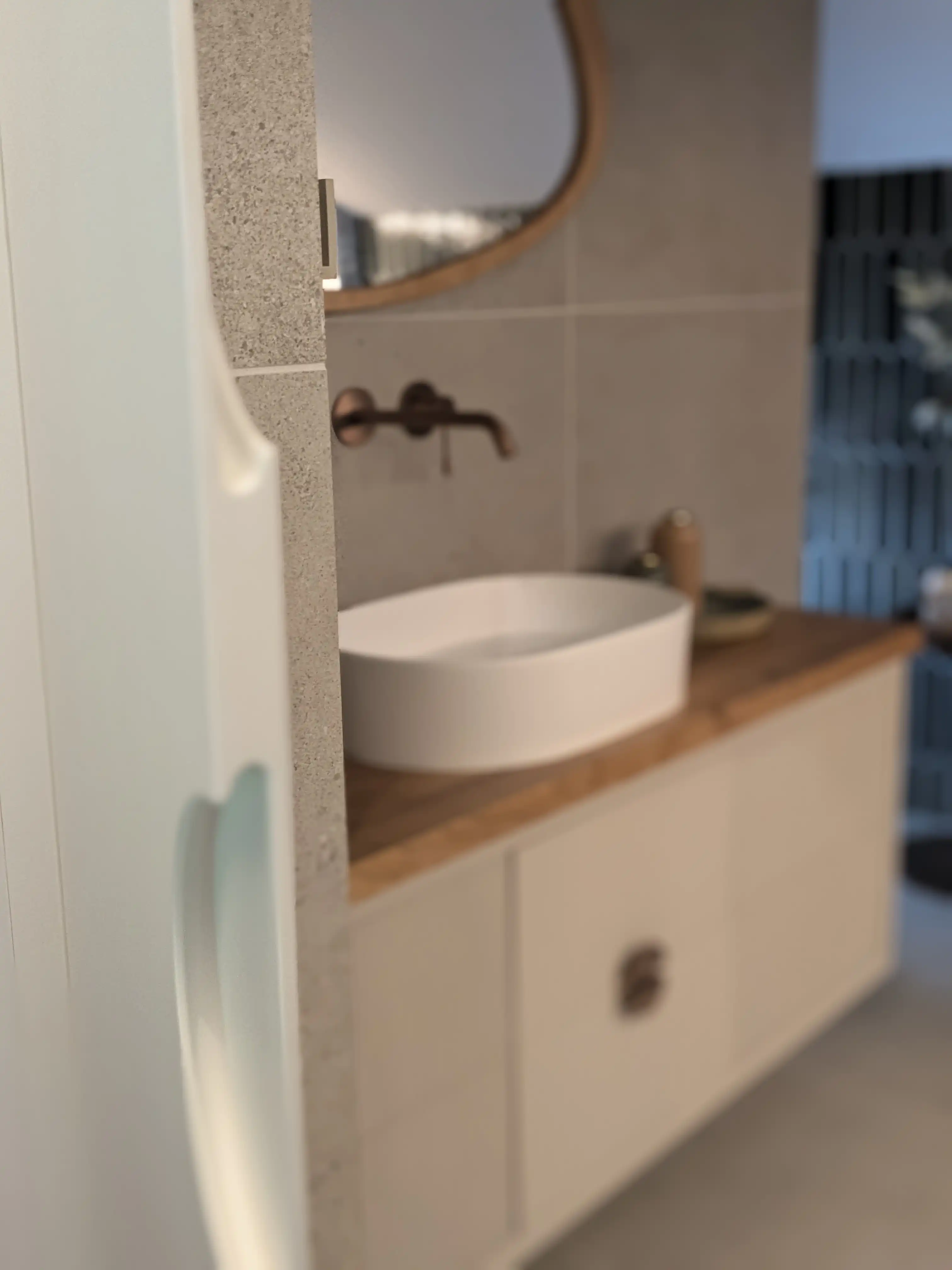 חדר שינה עם קיר לבנים חשוף