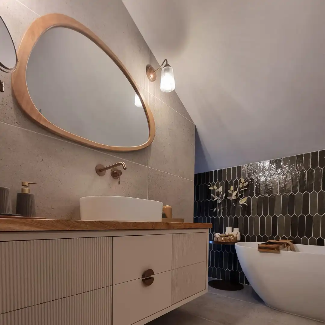 חדר שינה עם קיר לבנים חשוף