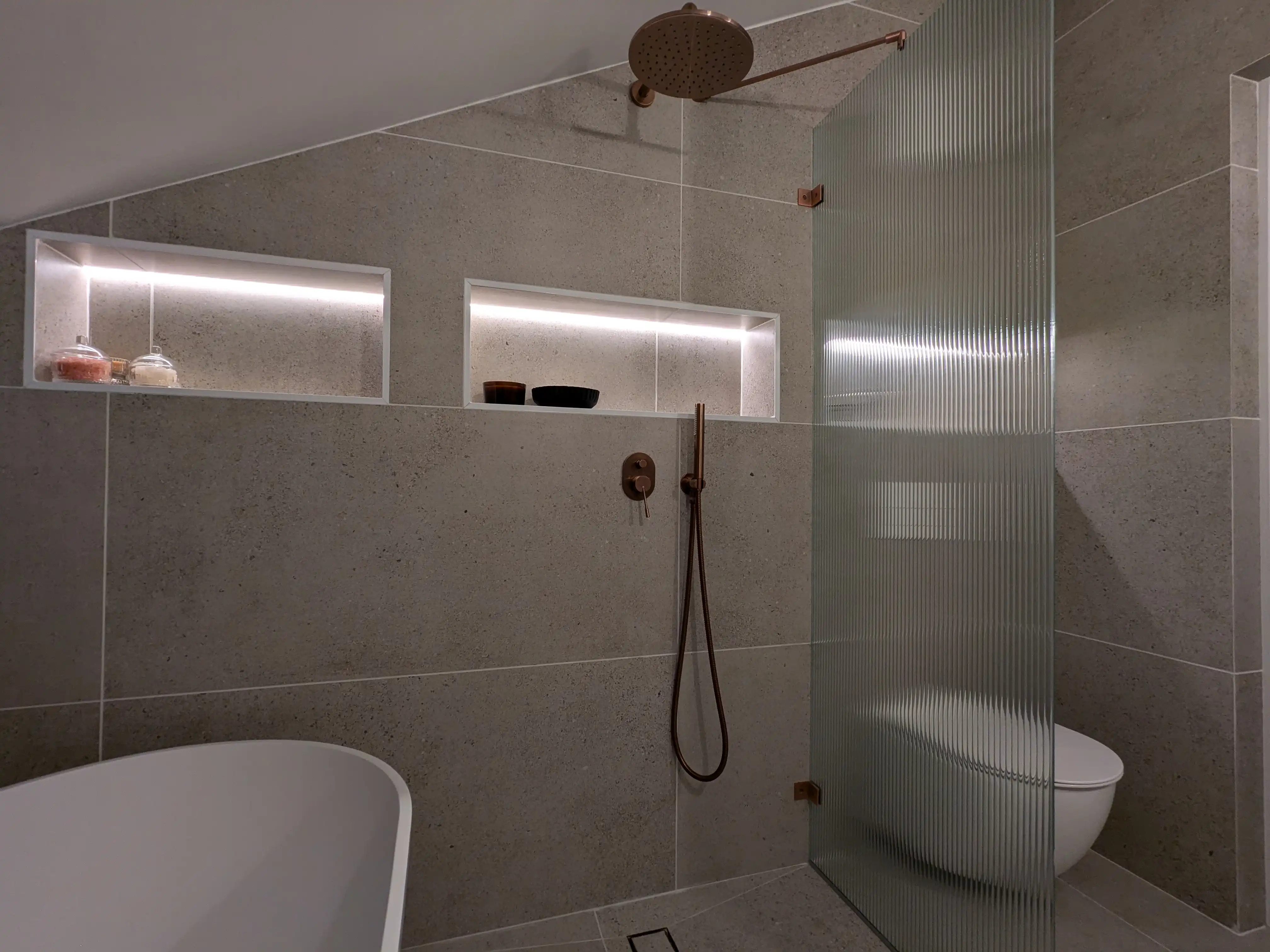 חדר שינה עם קיר לבנים חשוף