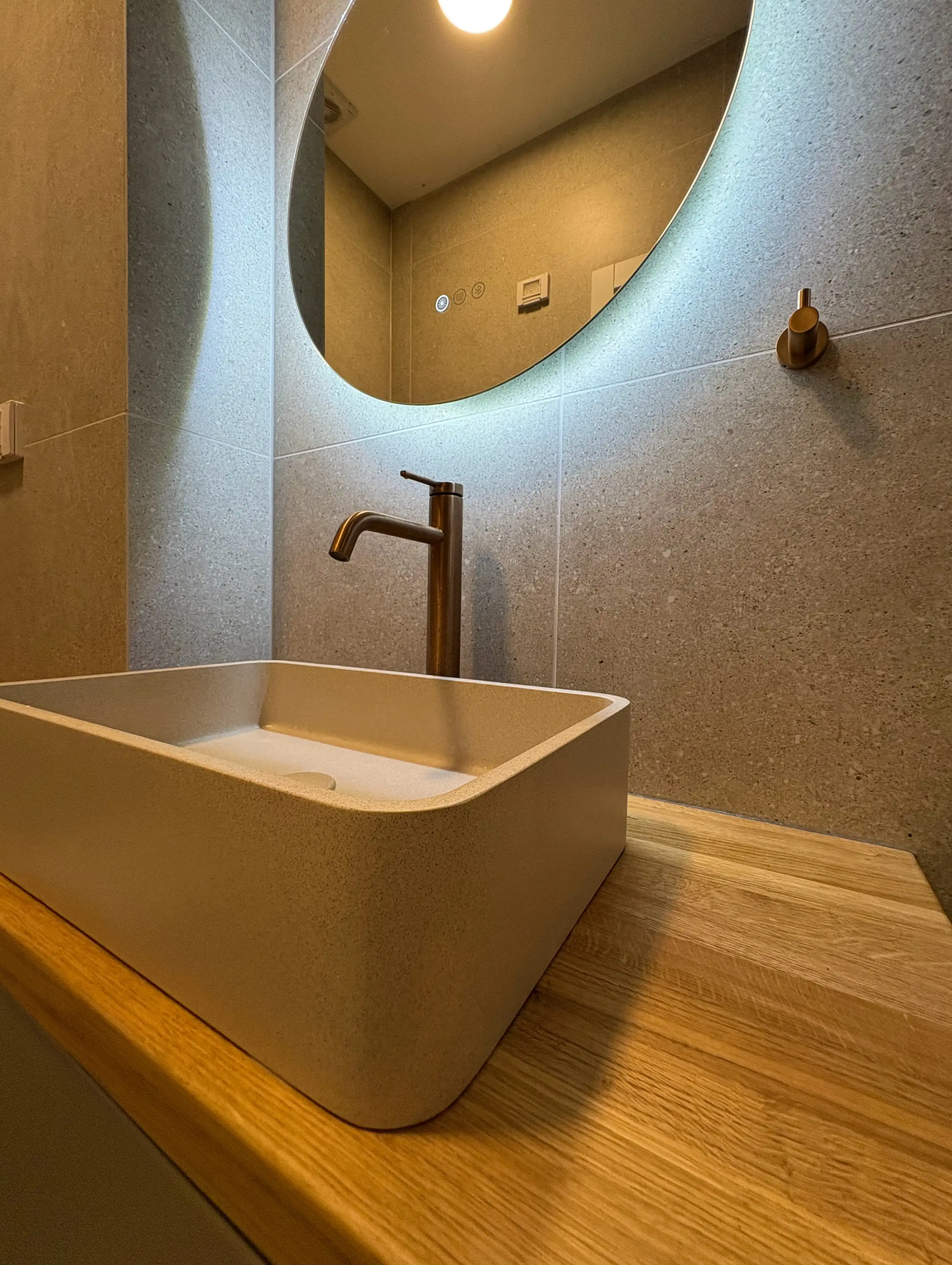 חדר רחצה ארון כיור אבן ושילוב עץ