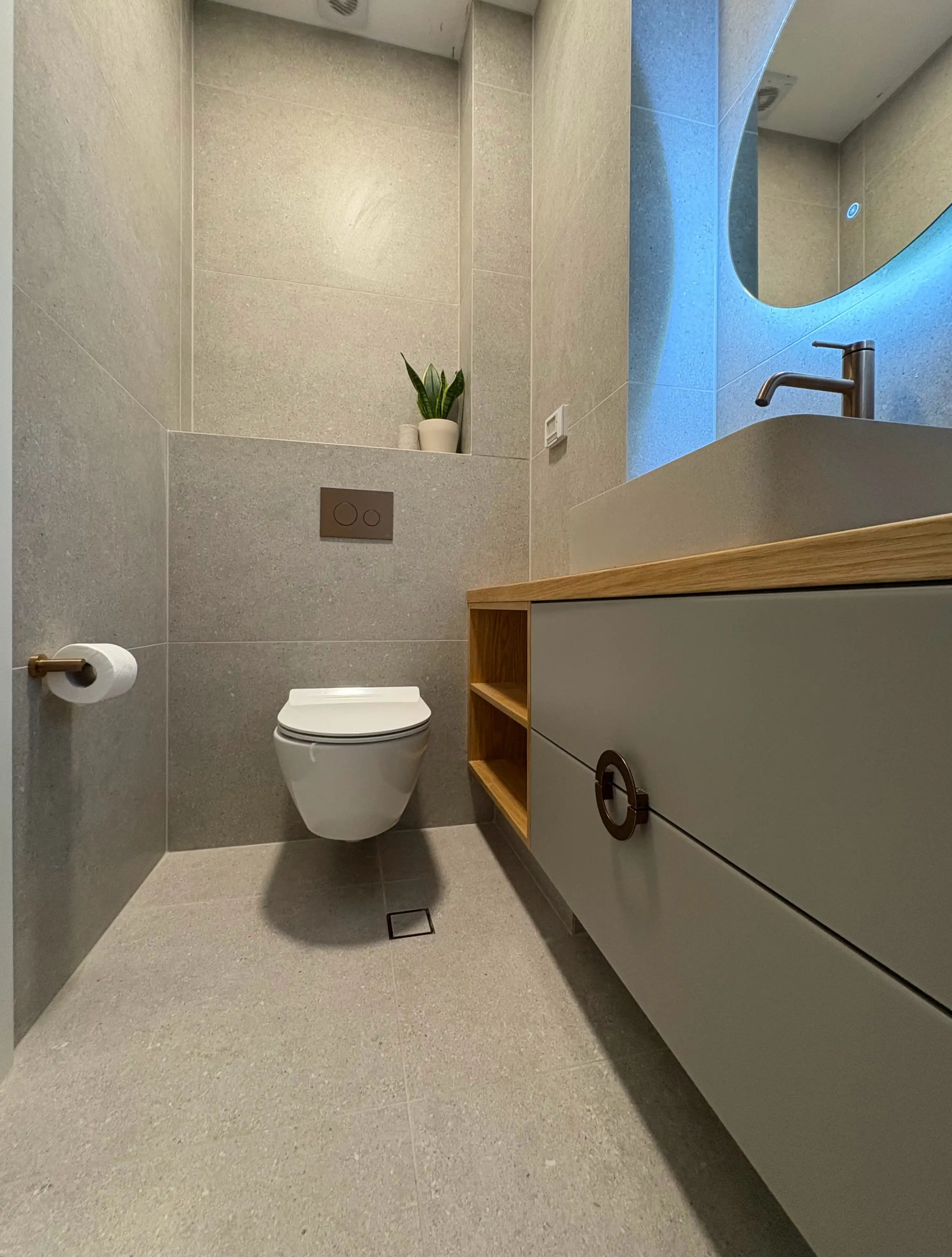 חדר רחצה ארון כיור אבן ושילוב עץ