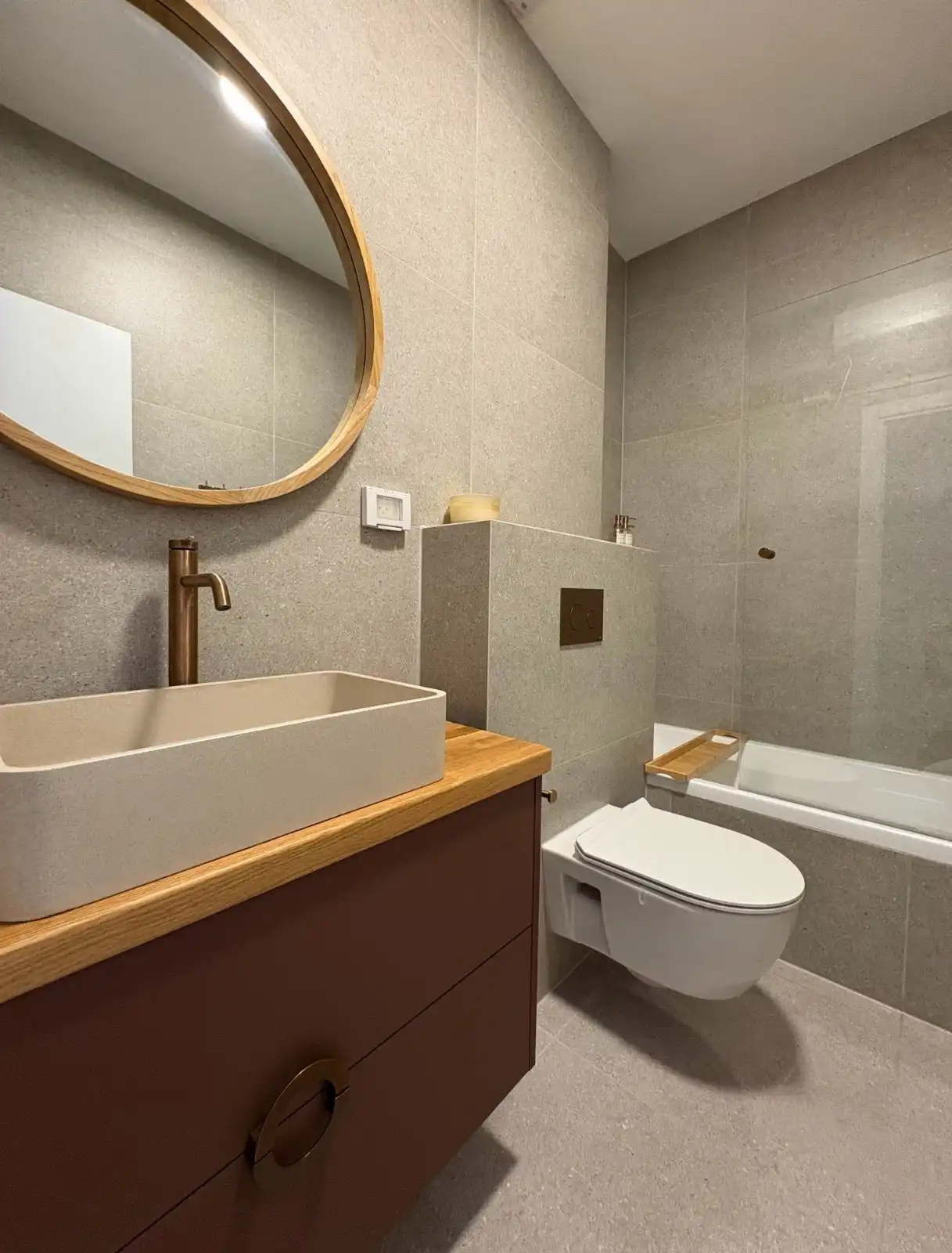 חדר רחצה ארון כיור אבן ושילוב עץ וחמרה