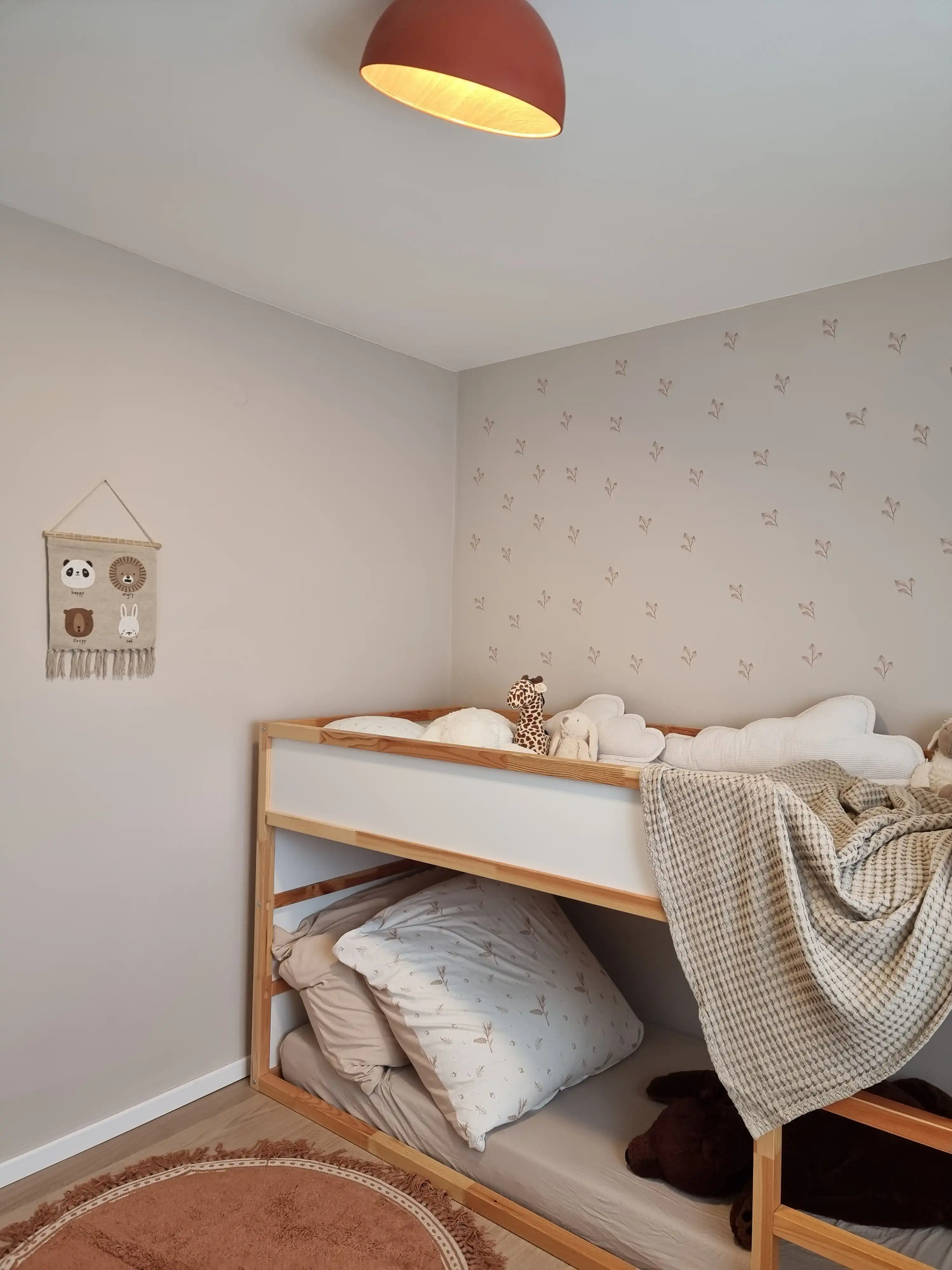 חדר ילדים שטיח גוון פודרה מדבקות קיר