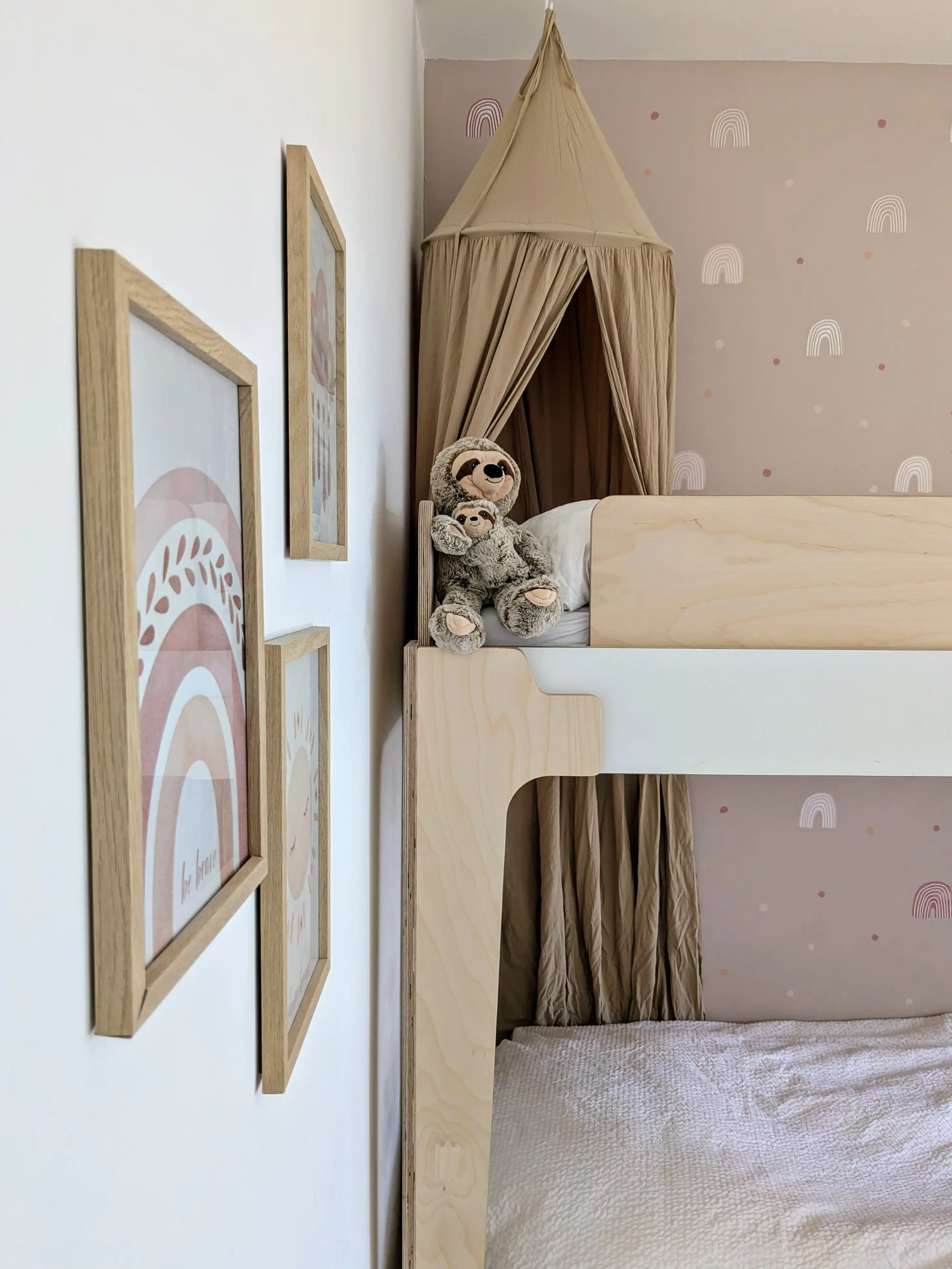 אוהל טיפי במיטת קומותיים