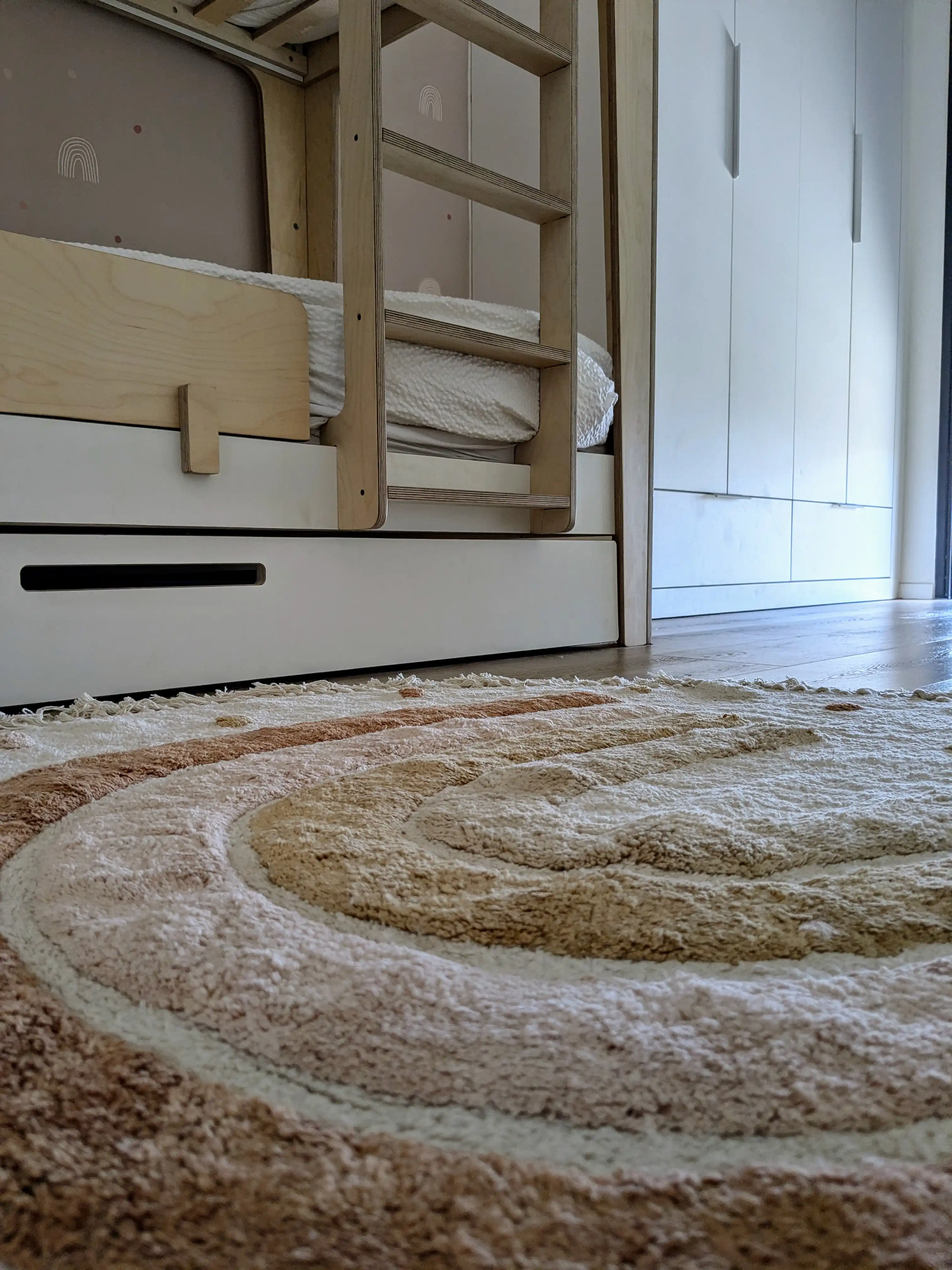 שטיח בחדר בנות בזיכרון