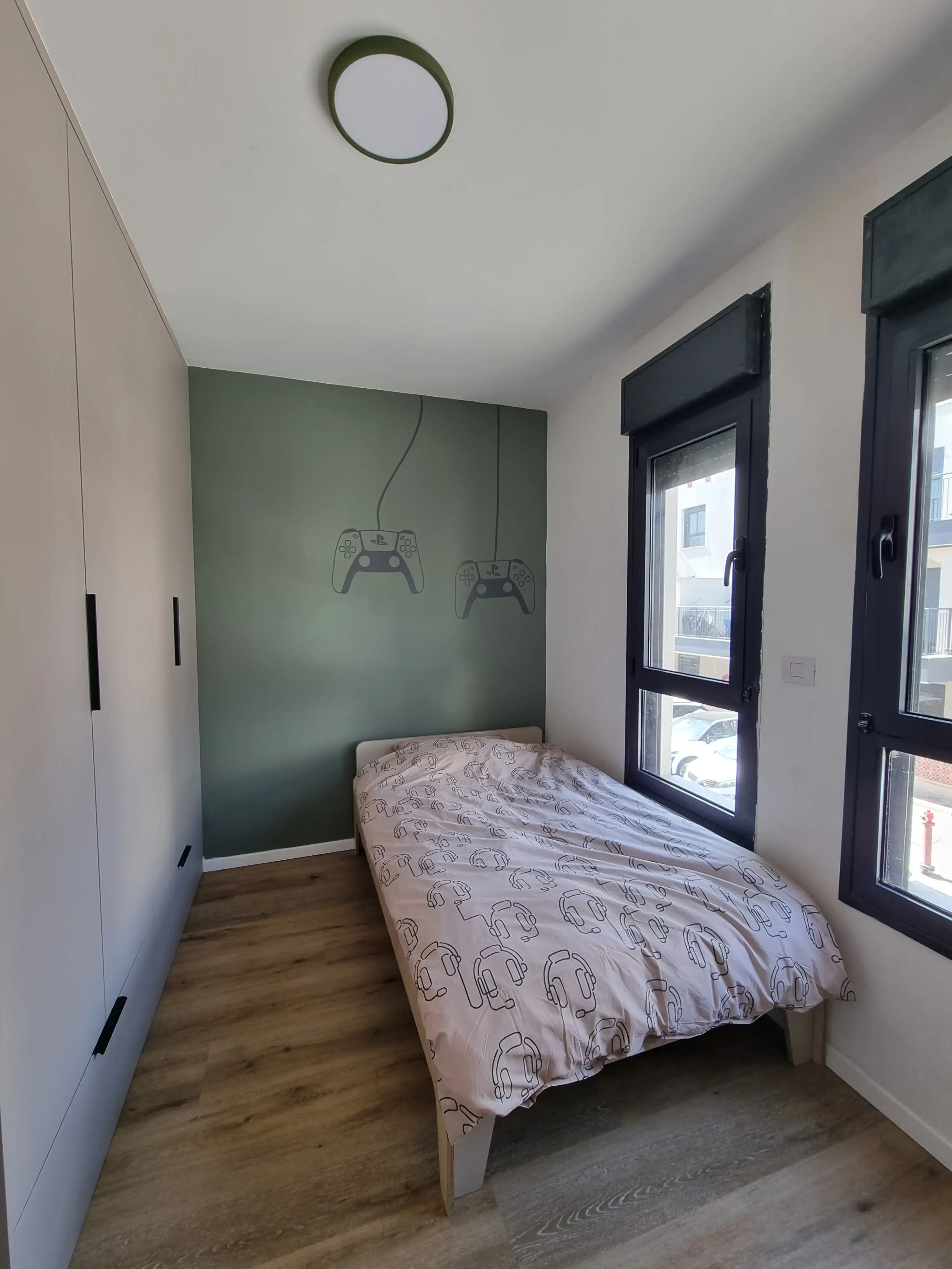 חדר שינה ילד עם קיר ירוק