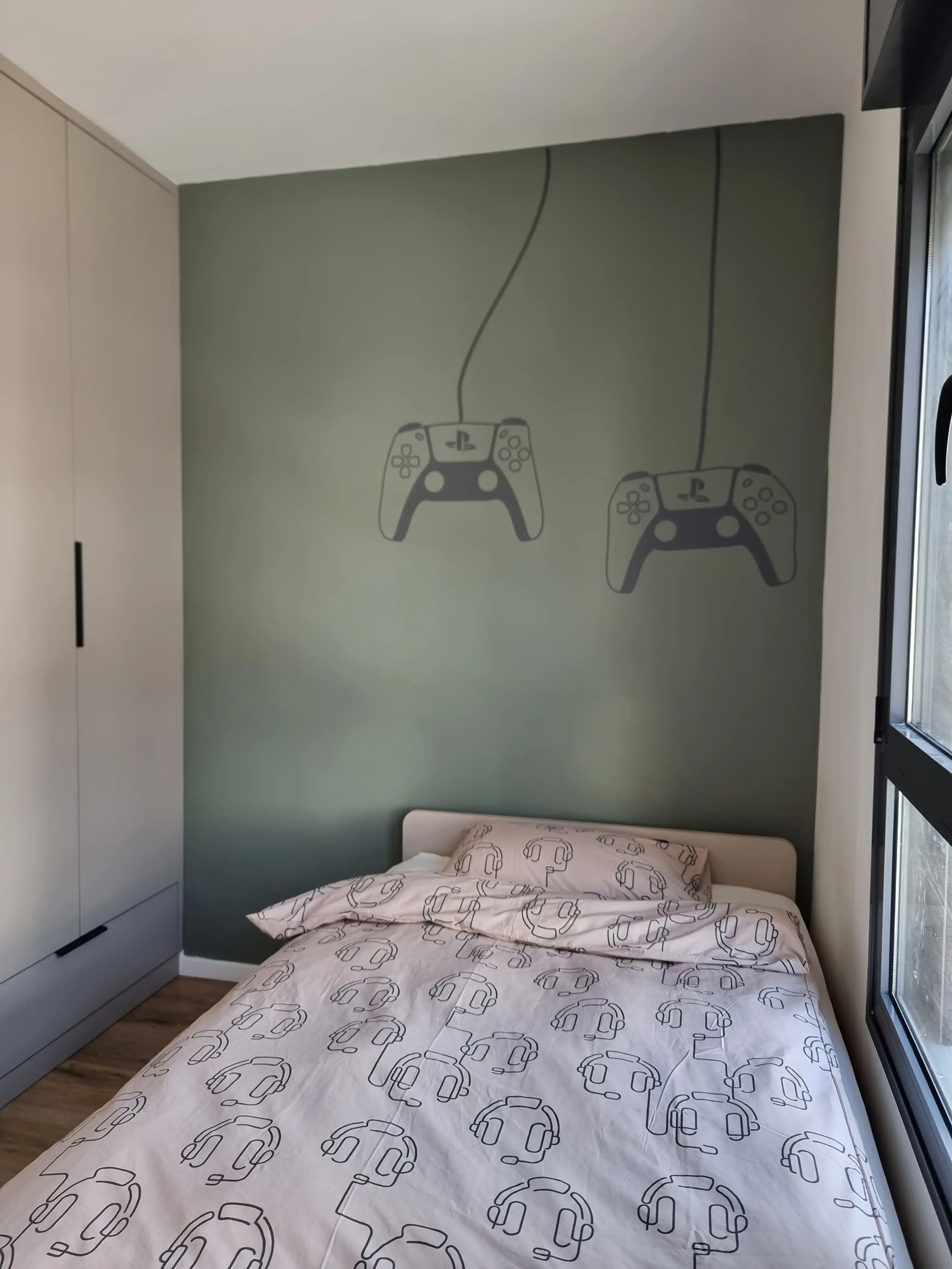 חדר שינה ילד עם קיר ירוק