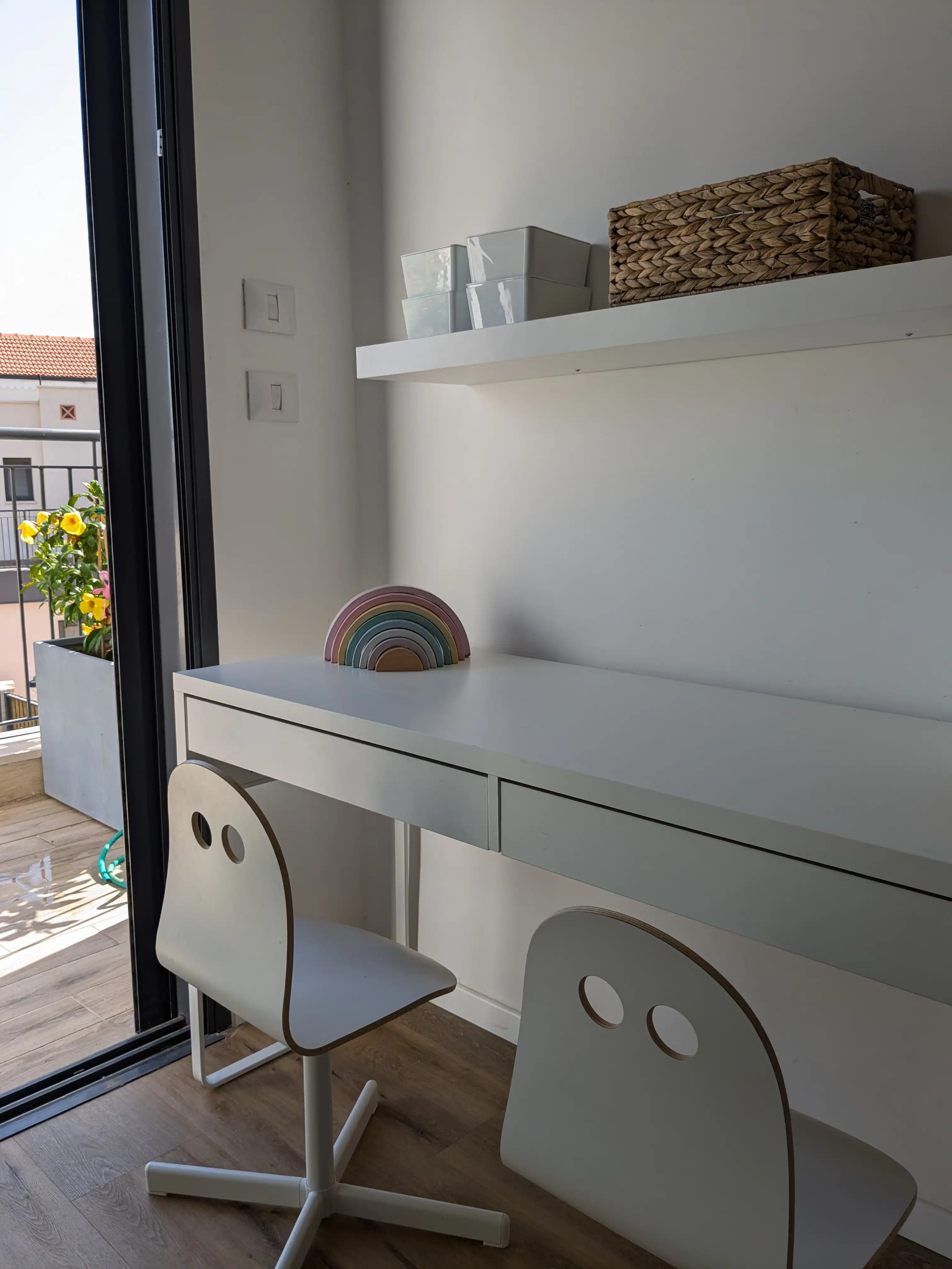 פינת עבודה בחדר בנות