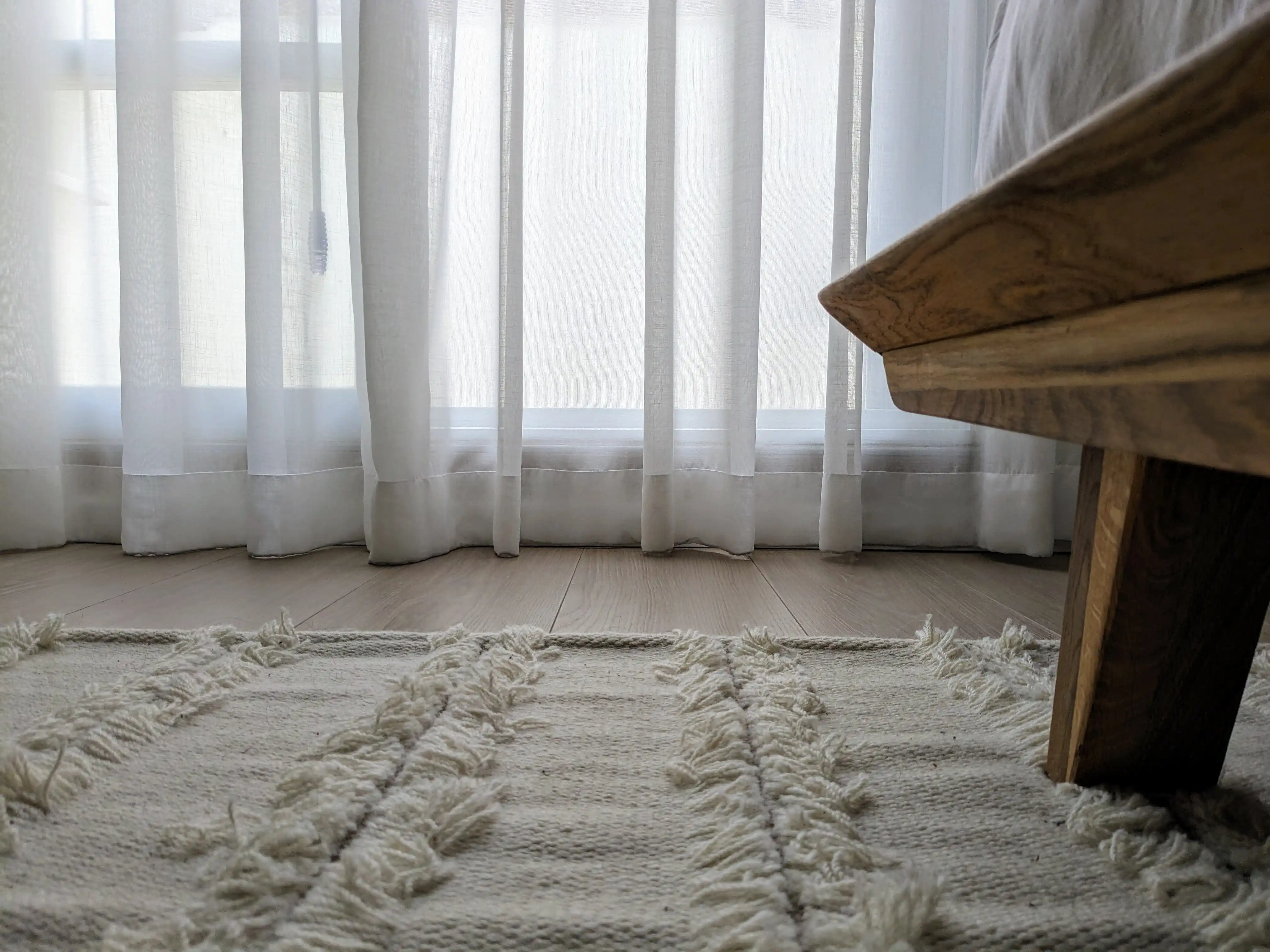 חדר שינה עם שטיח נורדי