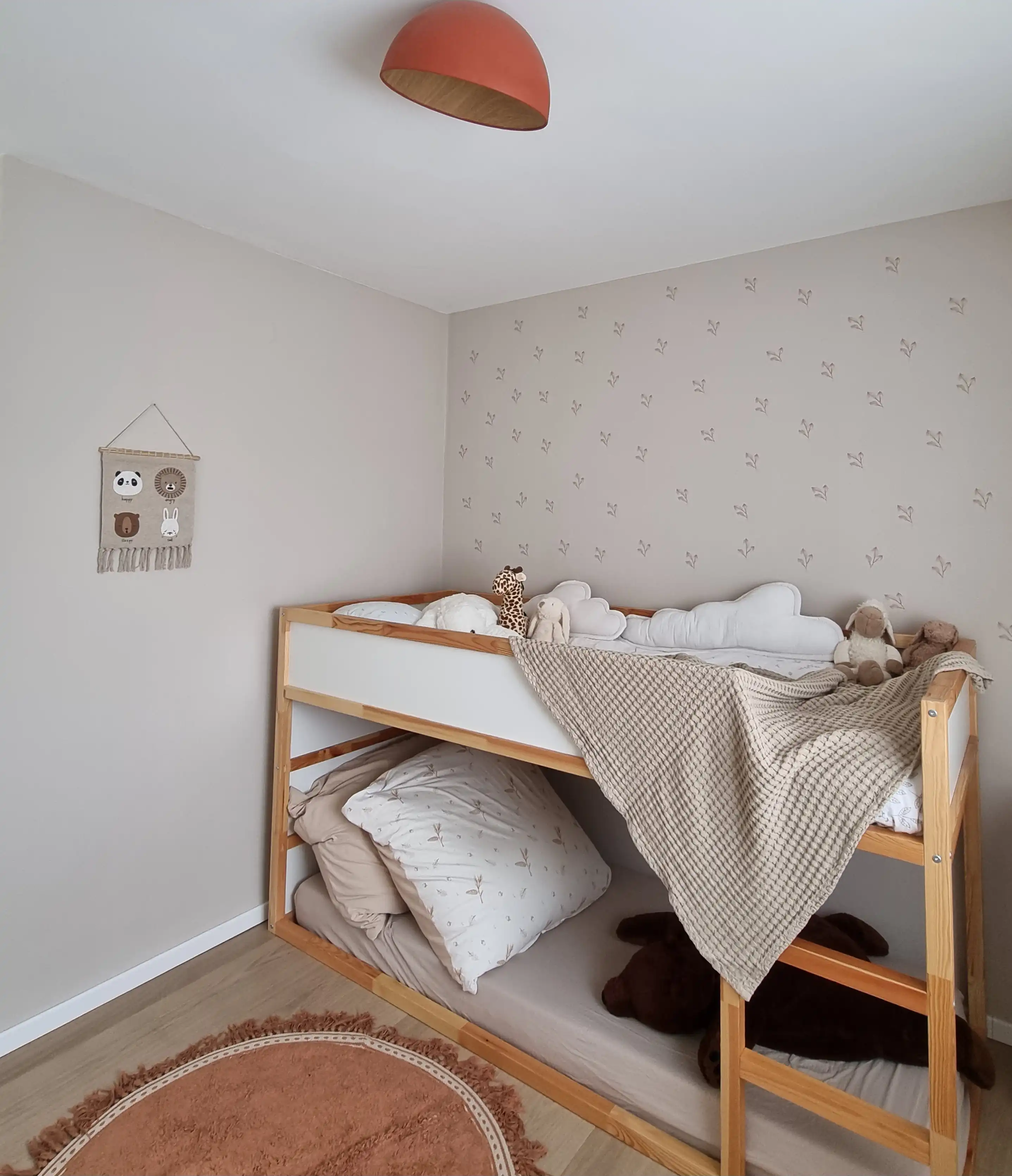 חדר שינה ילדים בסגנון נורדי עם מדבקות קיר