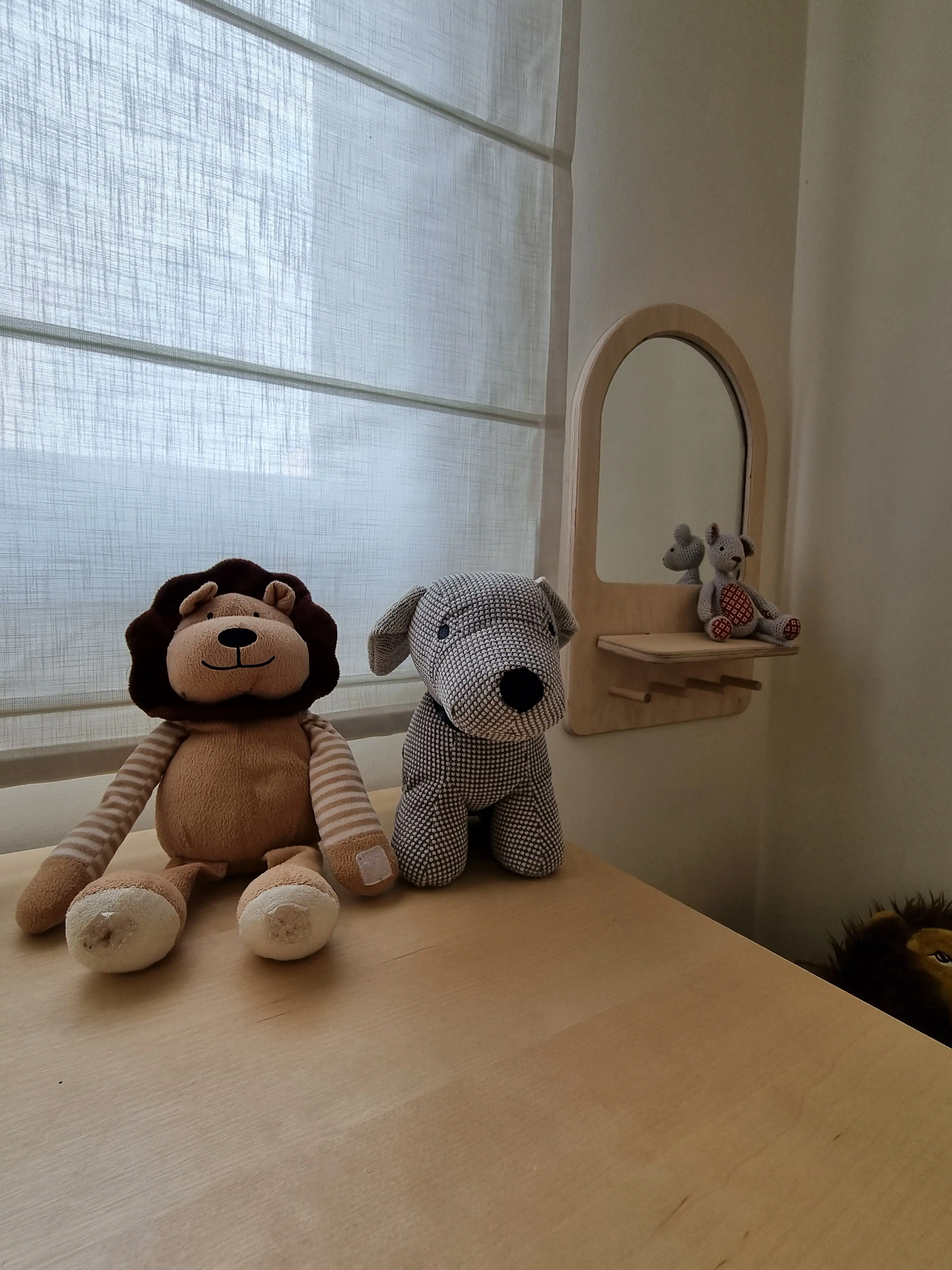 חדר שינה נורדי בקיבוץ עם דובי