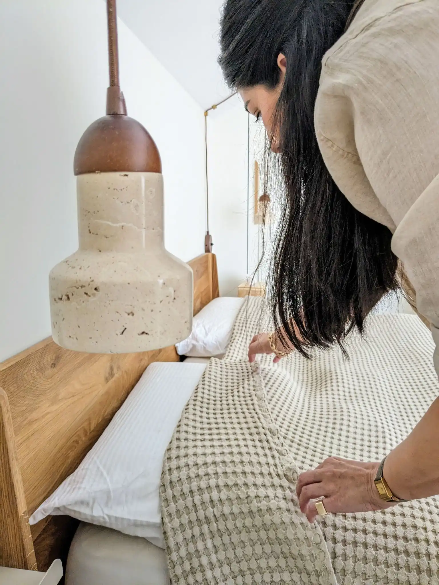 סטיילינג למיטה בחדר הורים ג'פנדי