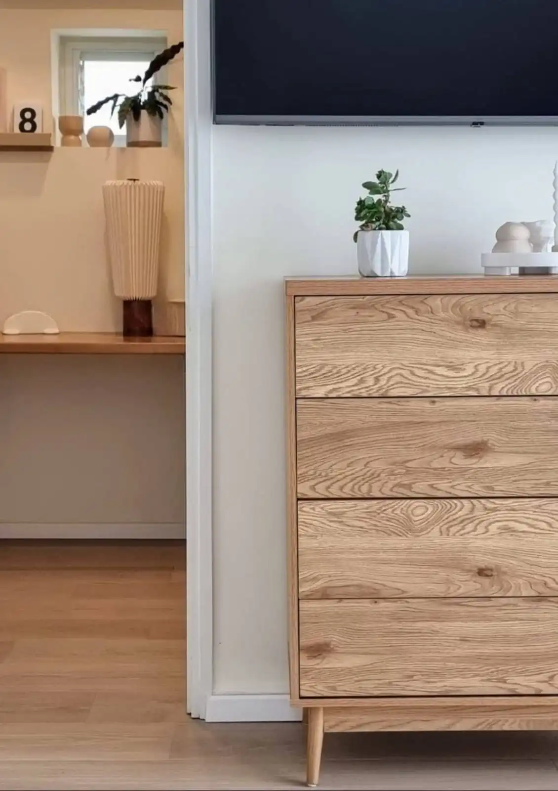 חדר שינה עם קיר לבנים חשוף