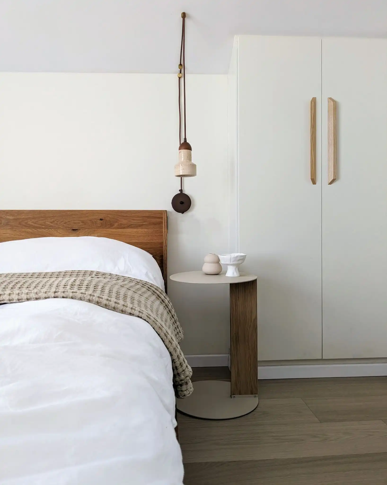 חדר שינה עם קיר לבנים חשוף