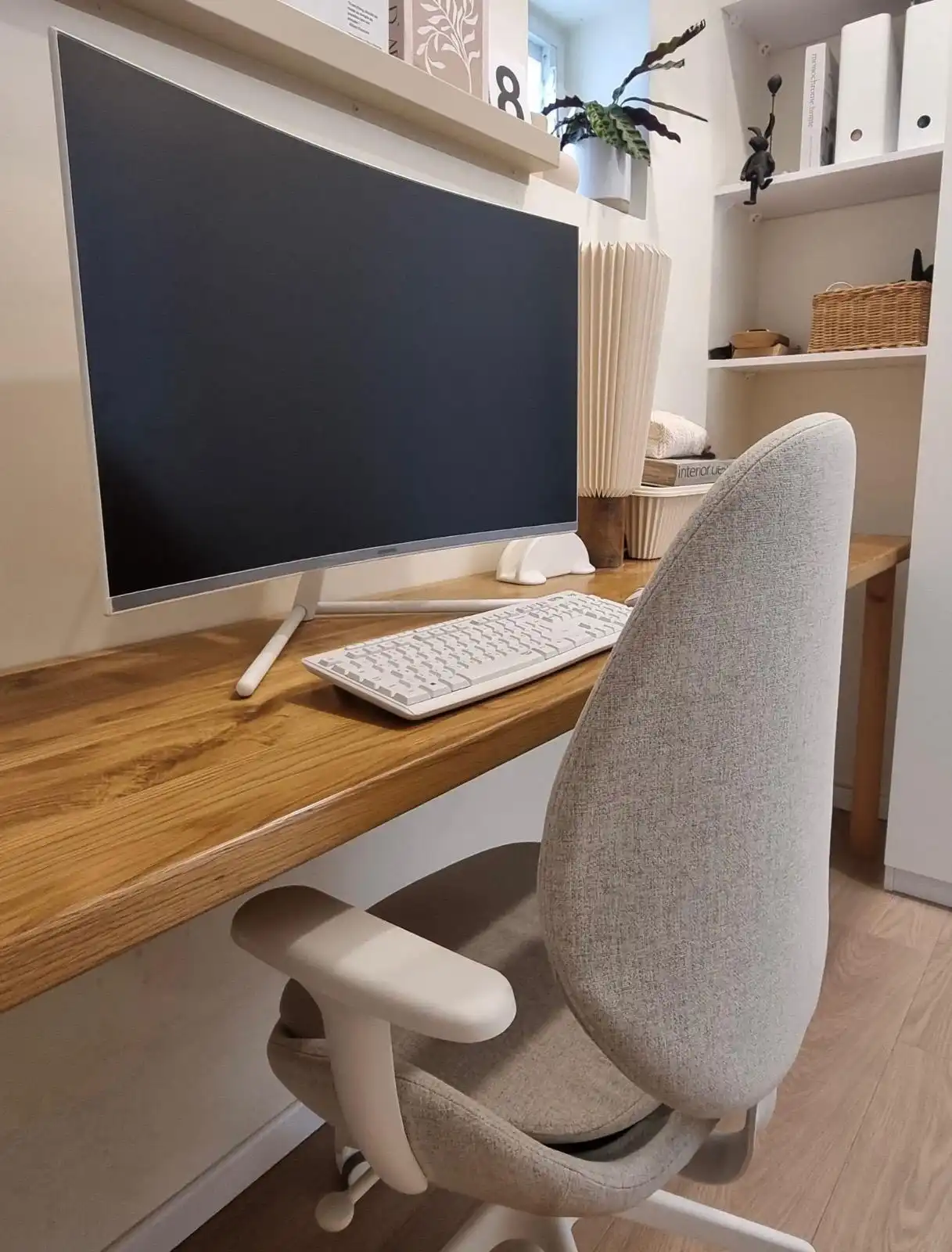 חדר שינה עם קיר לבנים חשוף