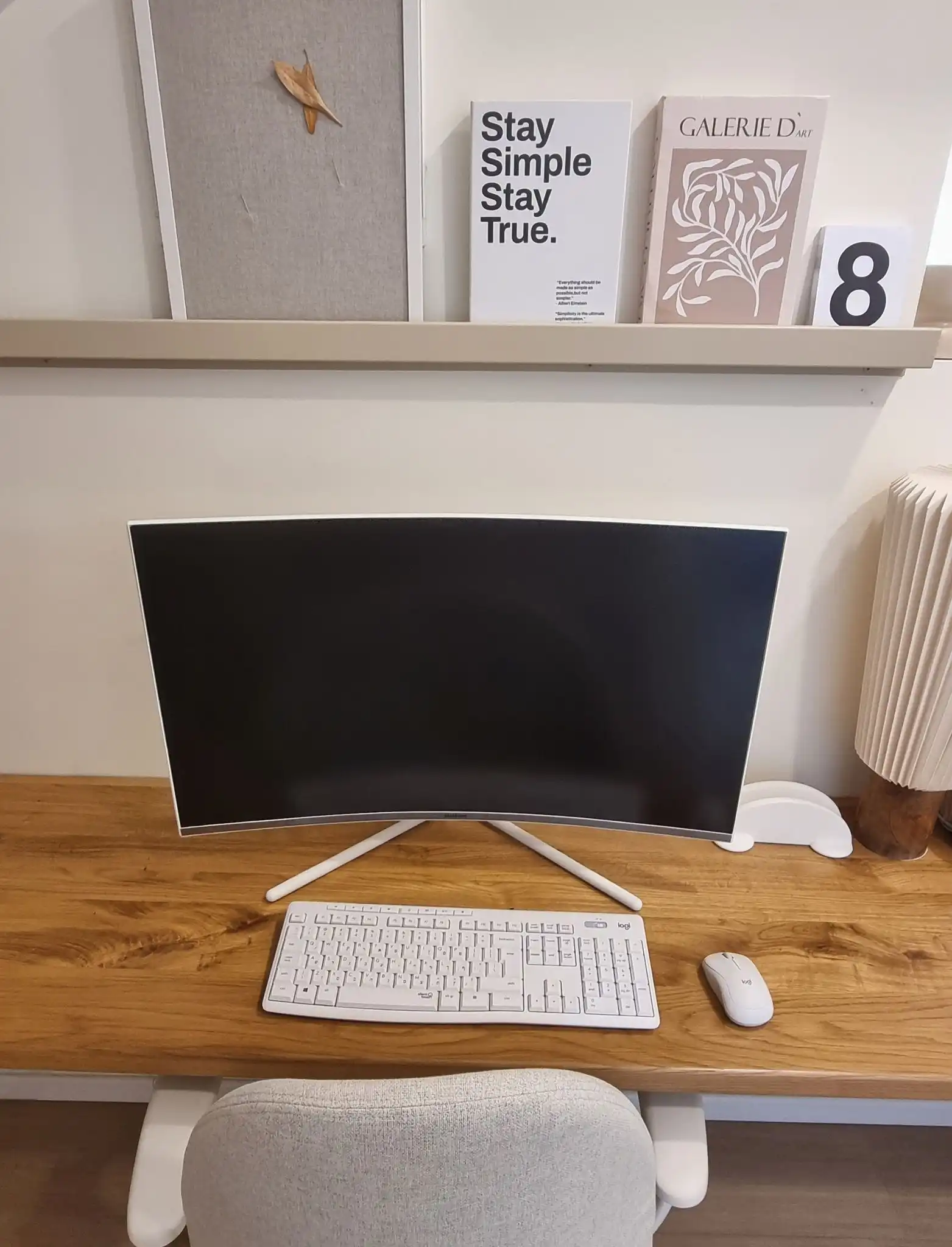 חדר שינה עם קיר לבנים חשוף