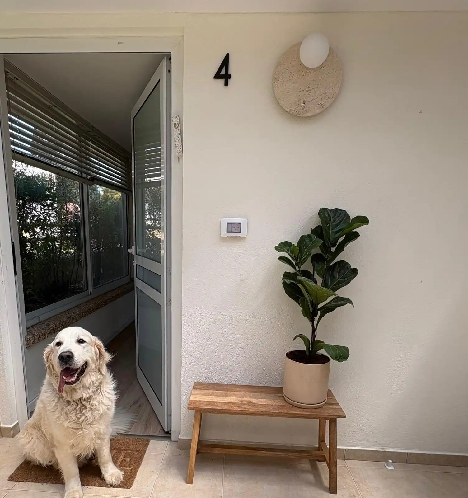 חדר שינה עם קיר לבנים חשוף