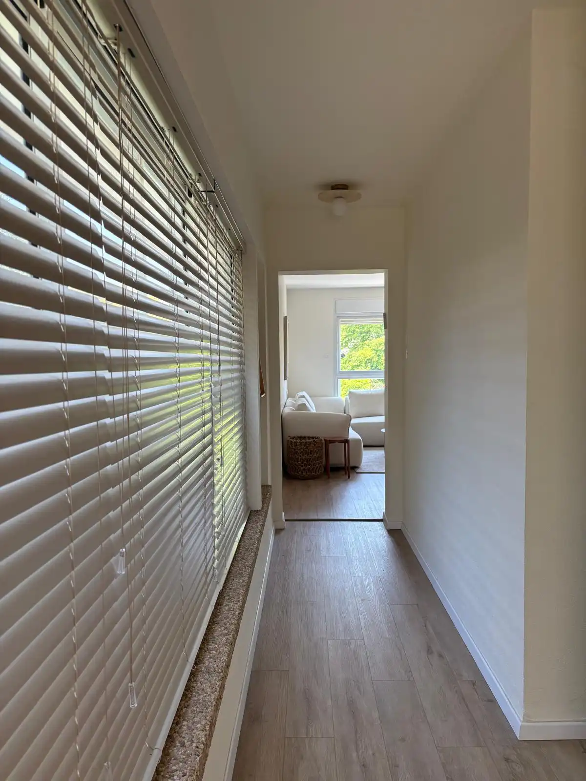 חדר שינה עם קיר לבנים חשוף