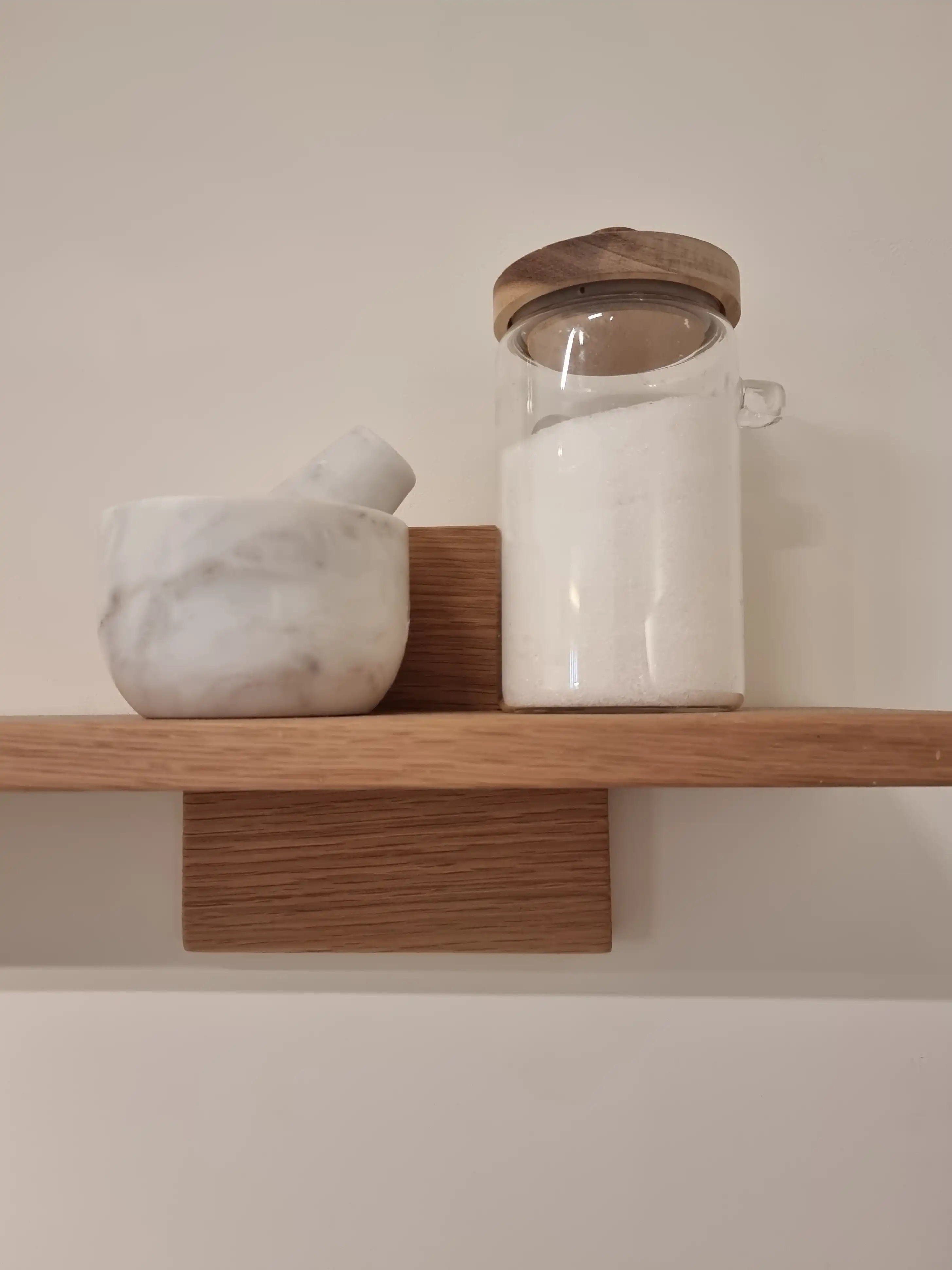 חדר שינה עם קיר לבנים חשוף