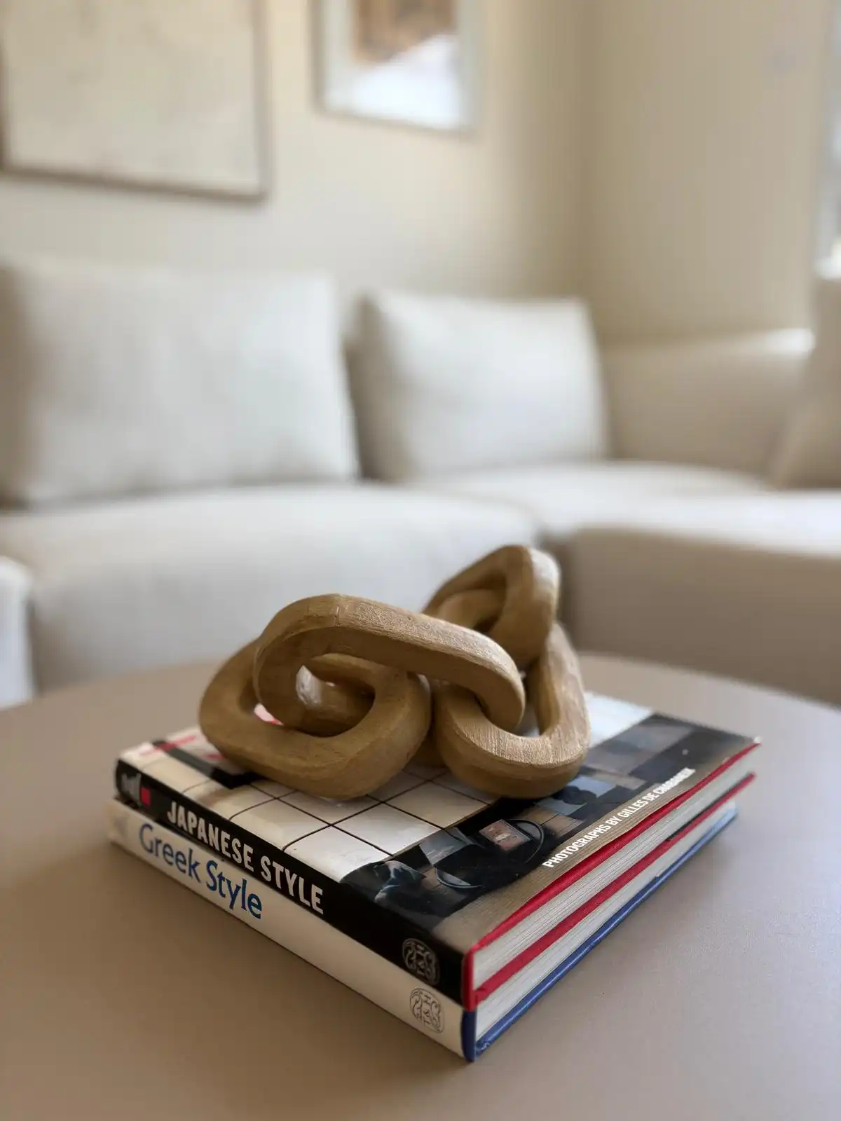 חדר שינה עם קיר לבנים חשוף