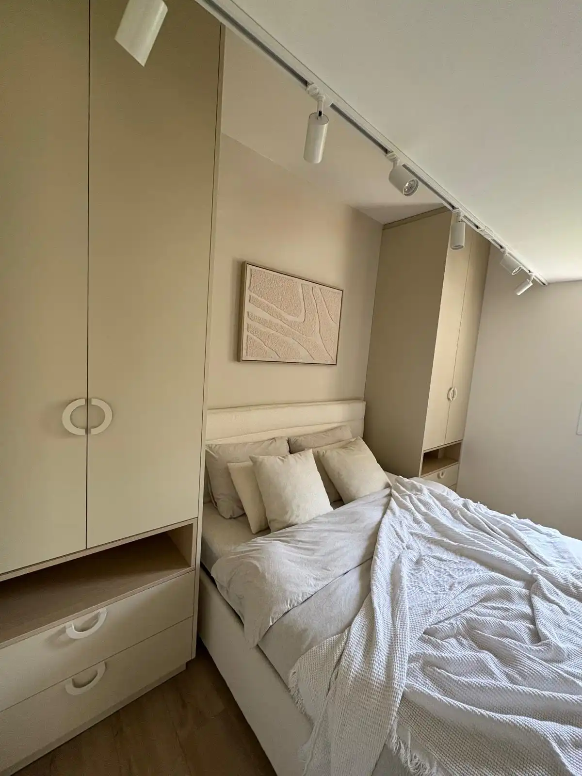 חדר שינה עם קיר לבנים חשוף