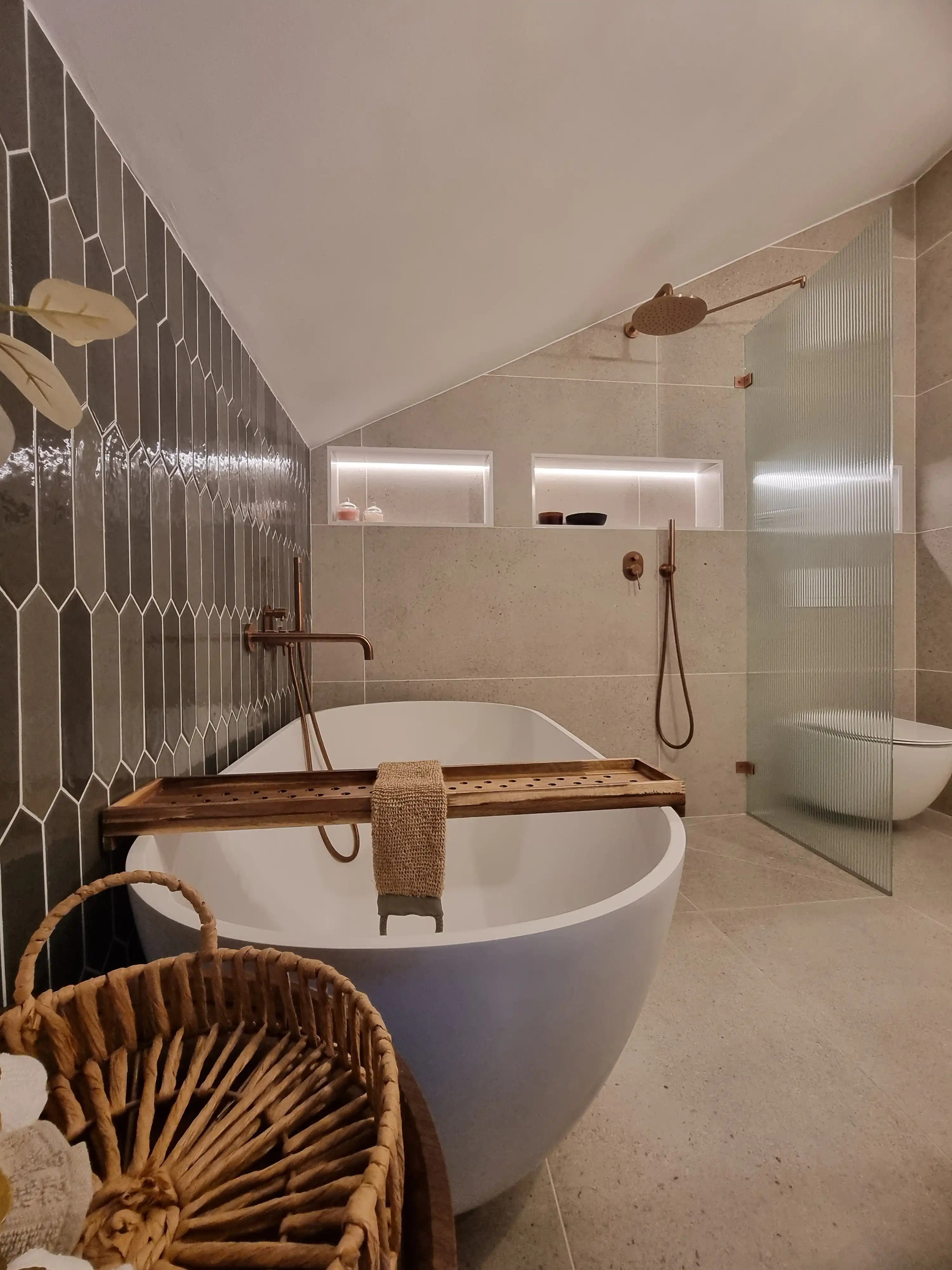 חדר שינה עם קיר לבנים חשוף